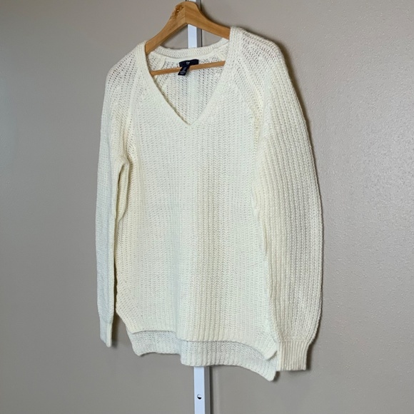 GAP Textured Stitch V-neck Sweater - Picture 16 of 16